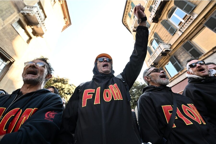 Irruzione improvvisa degli operai all'interno dell'edificio del governo