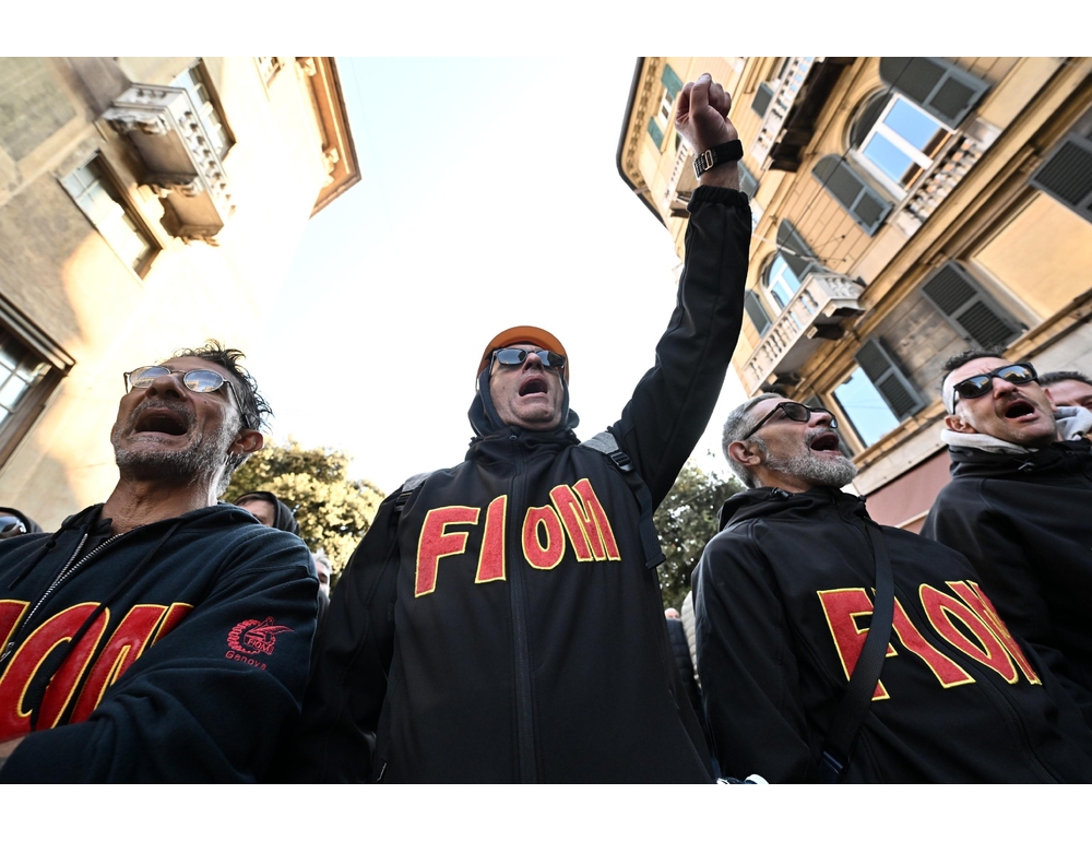++ Lavoratori ex Ilva occupano la Prefettura di Genova ++