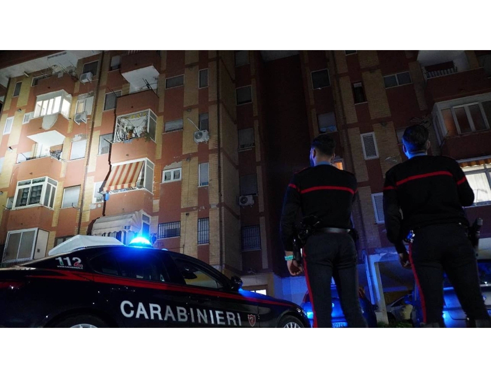 13enne accoltellato nel parcheggio di un centro commerciale, è grave