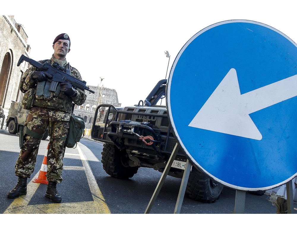 A Milano 500 parà della Folgore, impiegabili anche specialisti in droni
