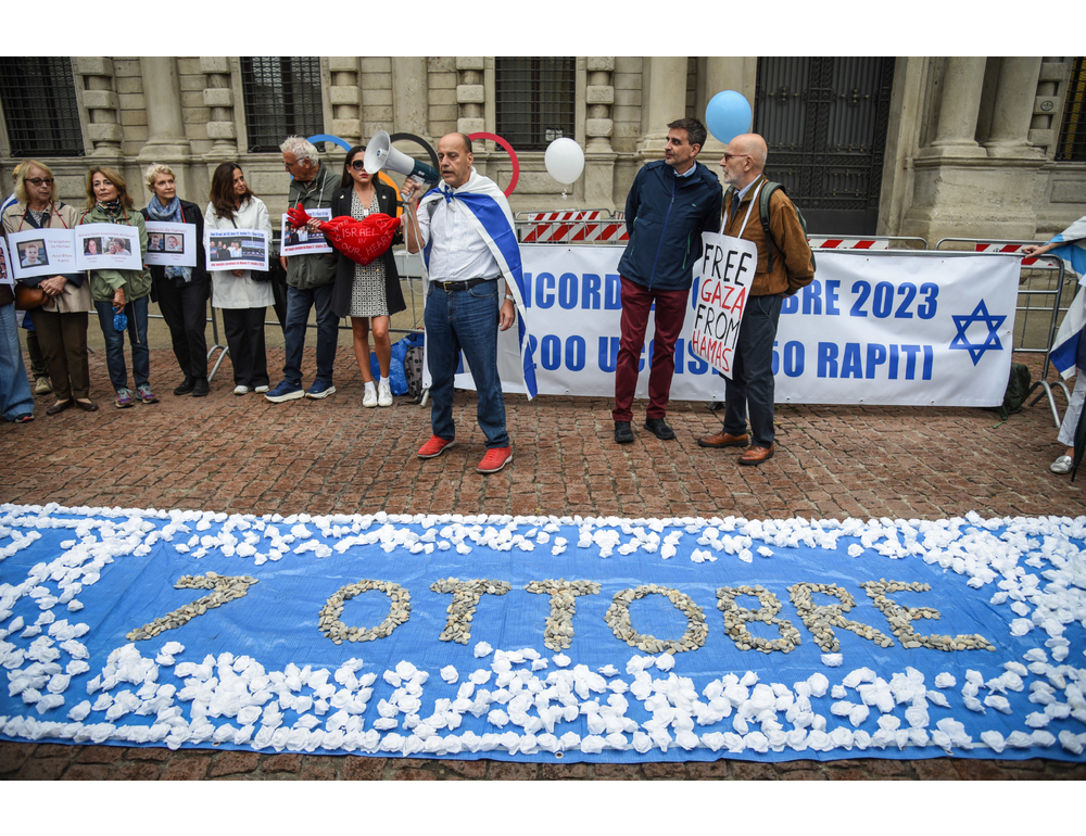 A Milano flash mob ricorda vittime del 7 ottobre con 1200 rose bianche