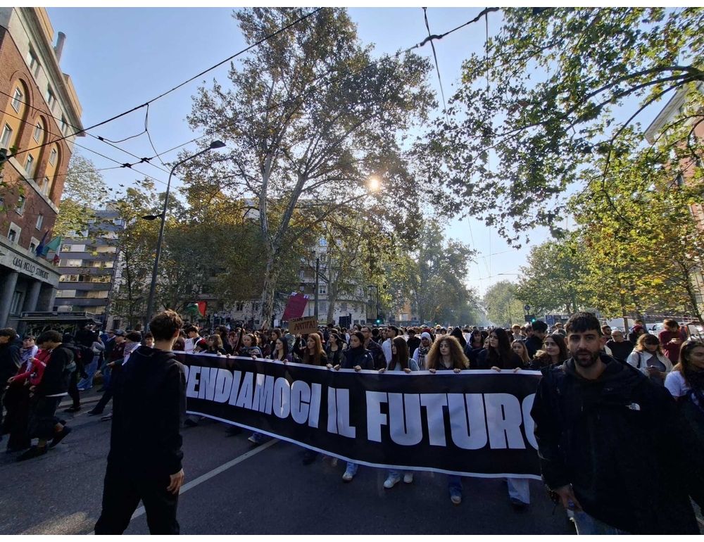 A Milano in migliaia al corteo degli studenti, ‘riprendiamoci il futuro’