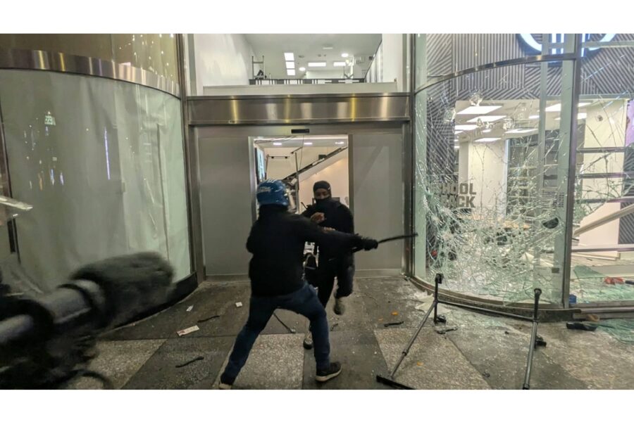 A Milano saccheggiati negozi in corso Vittorio Emanuele