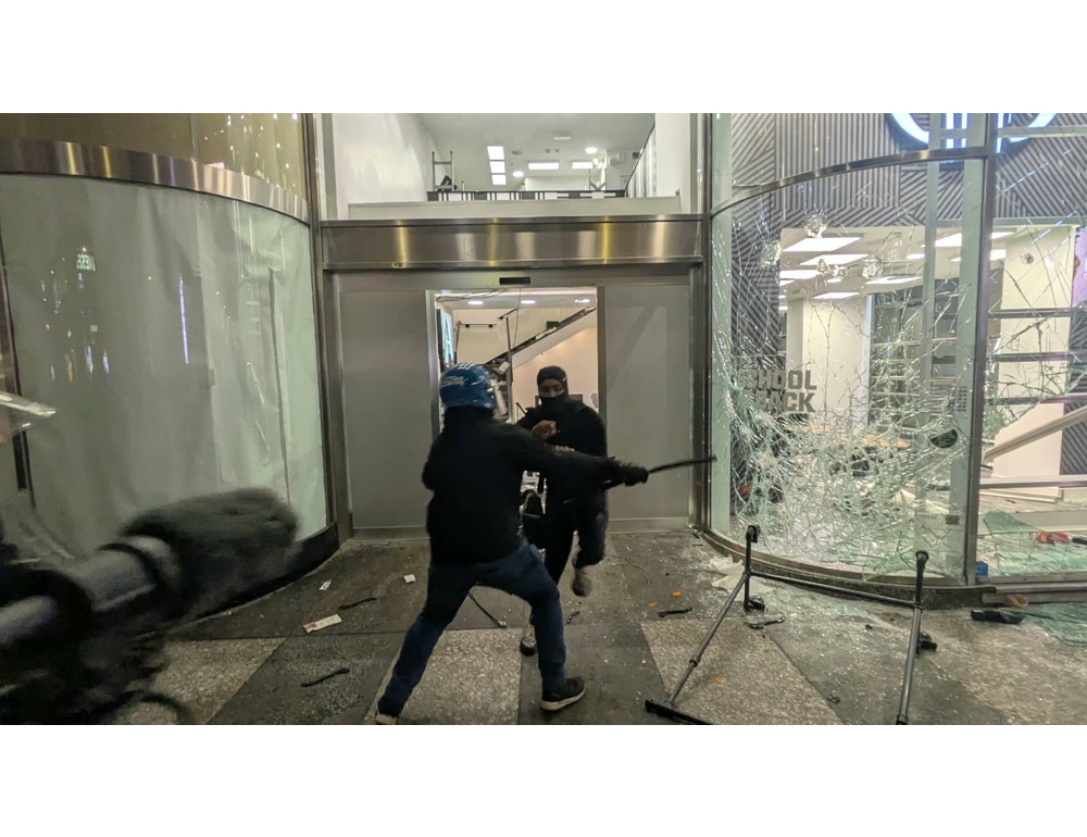 A Milano saccheggiati negozi in corso Vittorio Emanuele