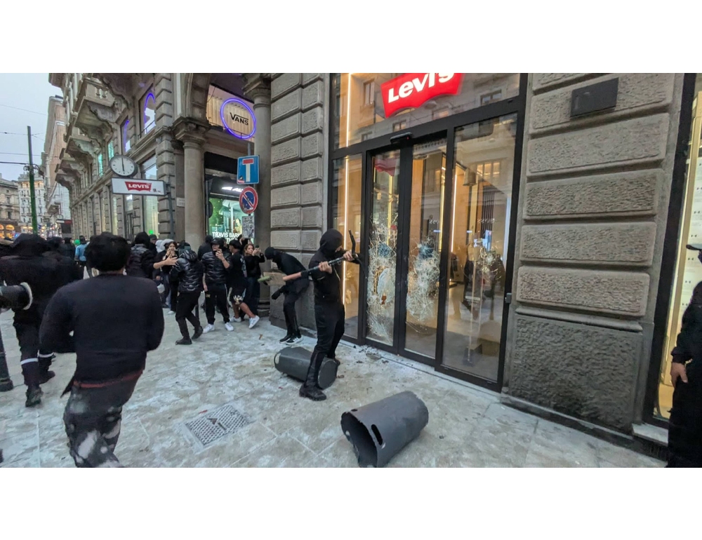 A Milano saccheggiati negozi vicini a Cordusio, Galleria blindata