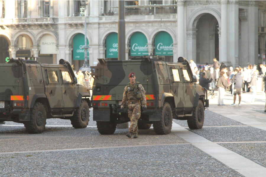 Lince dei parà ancora in piazza Duomo