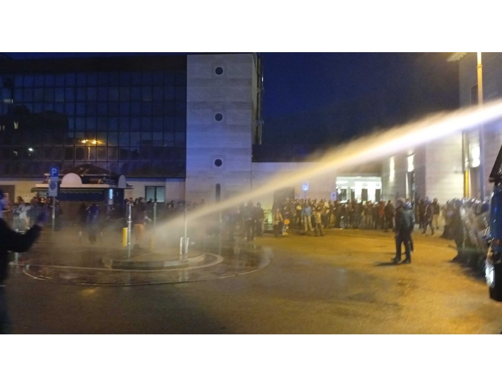 A Padova manifestanti tentano di invadere la stazione, dispersi con idranti