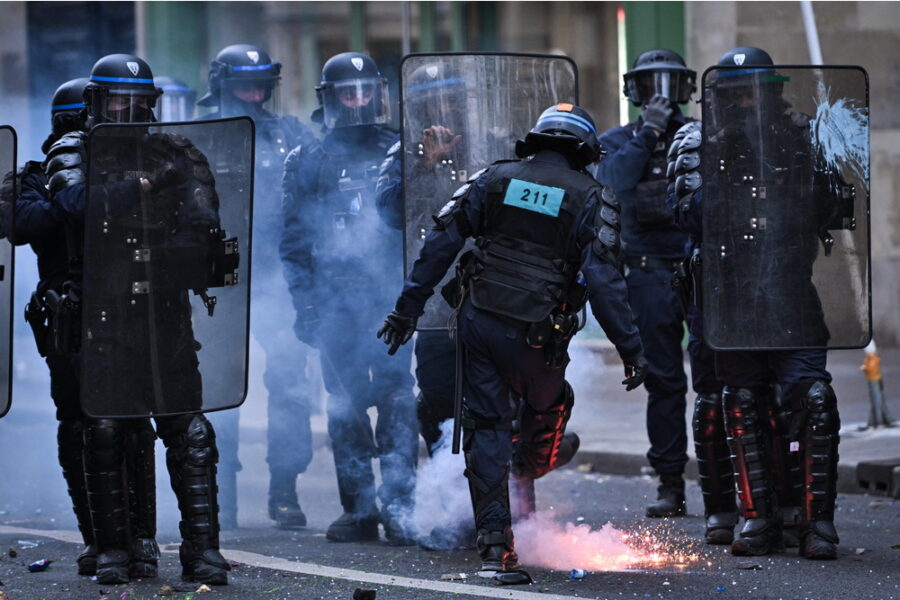 ANSAA-Parigi-1.800-fermi-nelle-proteste-un-manifestante-morto-per-malore