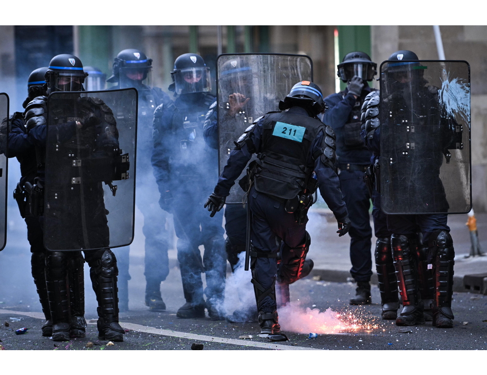 A Parigi 1.800 fermi nelle proteste, un manifestante morto per malore