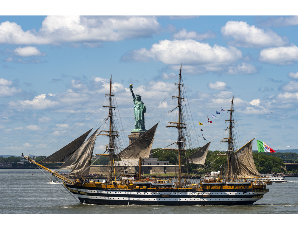 A Trieste Nave Amerigo Vespucci e il Villaggio IN Italia