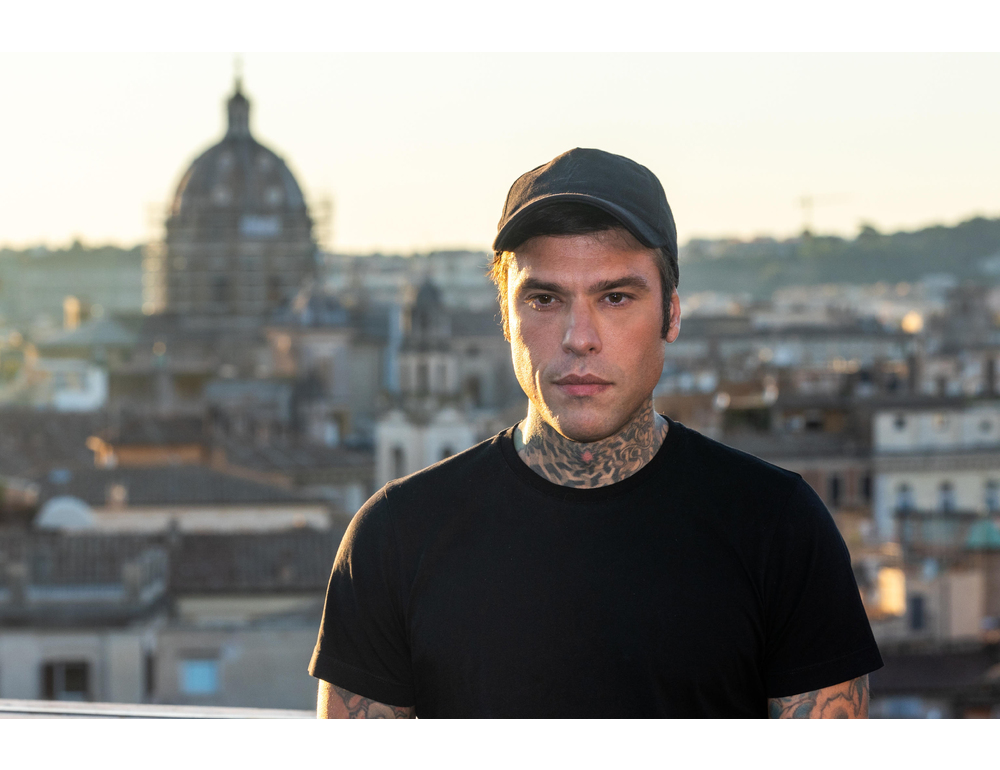 Aggredisce fan fuori da una discoteca, denunciato Fedez