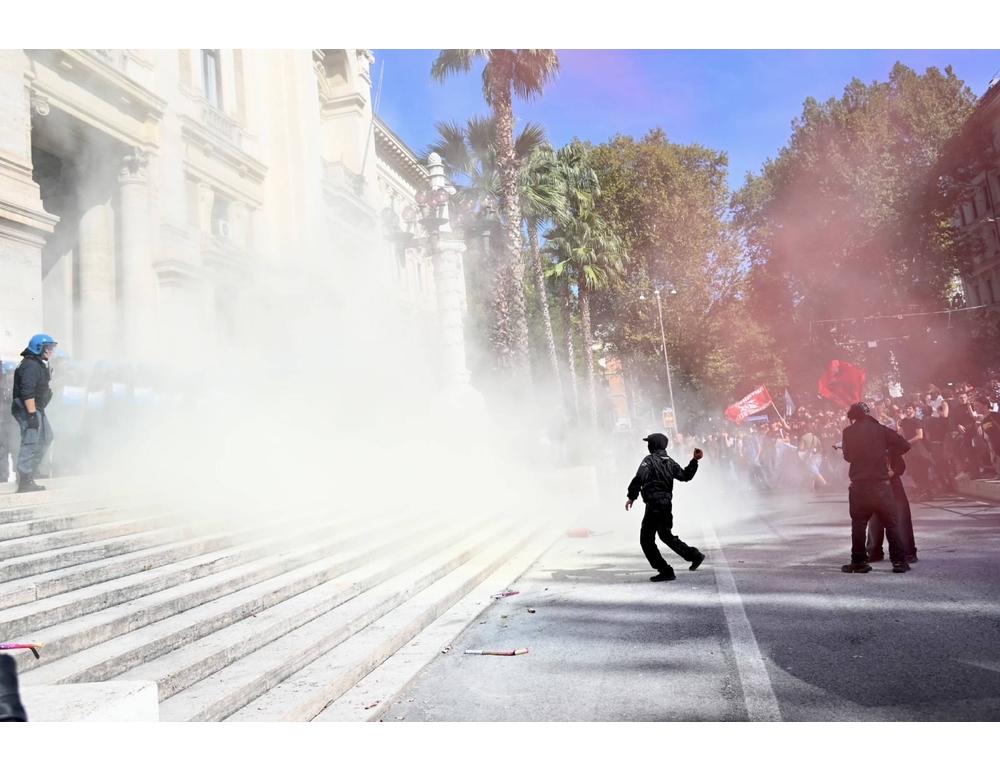 Al corteo a Roma incappucciati lanciano bombe carta, poi petardi contro il ministero