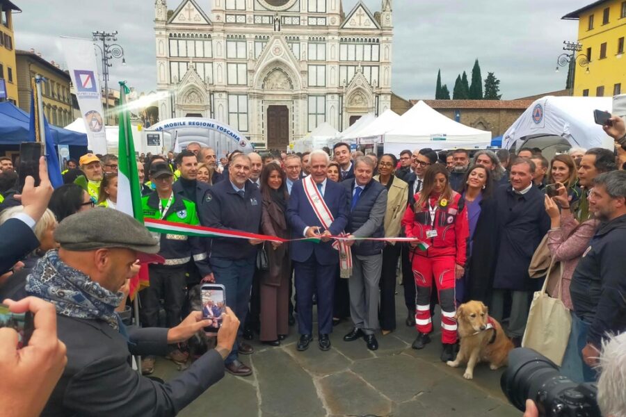 Taglio del nastro in piazza S.Croce con Giani e il capo della Protezione civile Ciciliano
