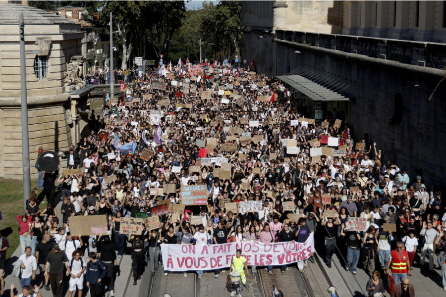 Sul web si moltiplicano iniziative di protesta per sabato 17 ottobre. 'Jeunes et jaunes'