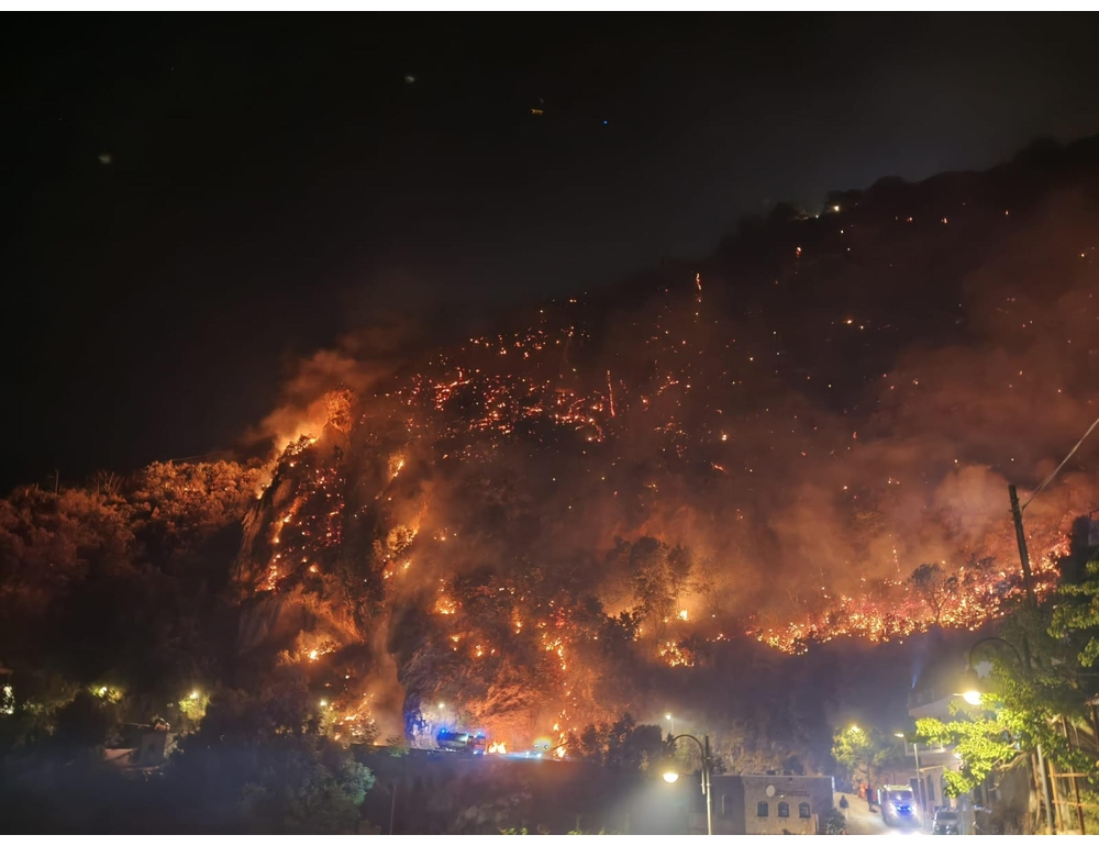 Ancora un incendio in Costiera amalfitana, fiamme tra Positano e Vico Equense