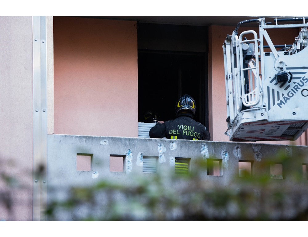 Anziana muore in incendio, sentito vicino di casa per possibile atto doloso