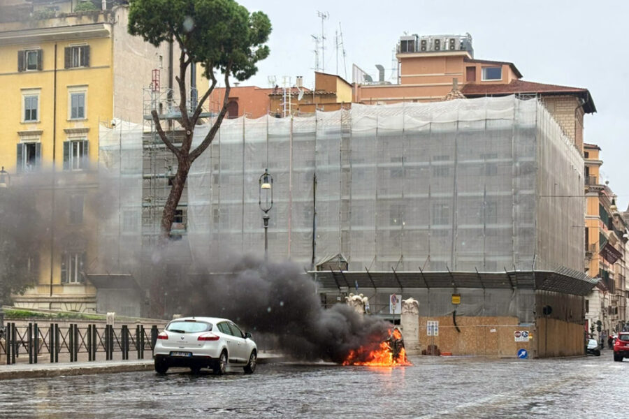I vigili del fuoco hanno spento il rogo