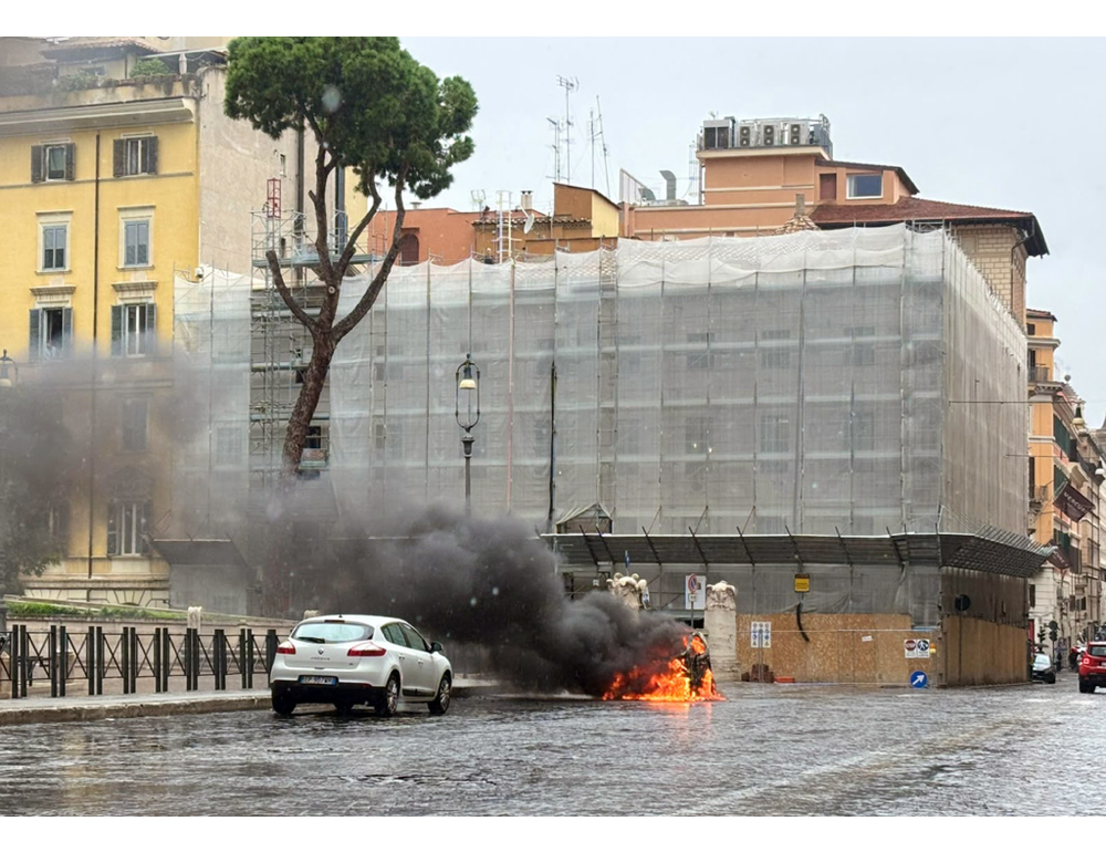 Auto elettrica in fiamme davanti al Viminale, nessun ferito