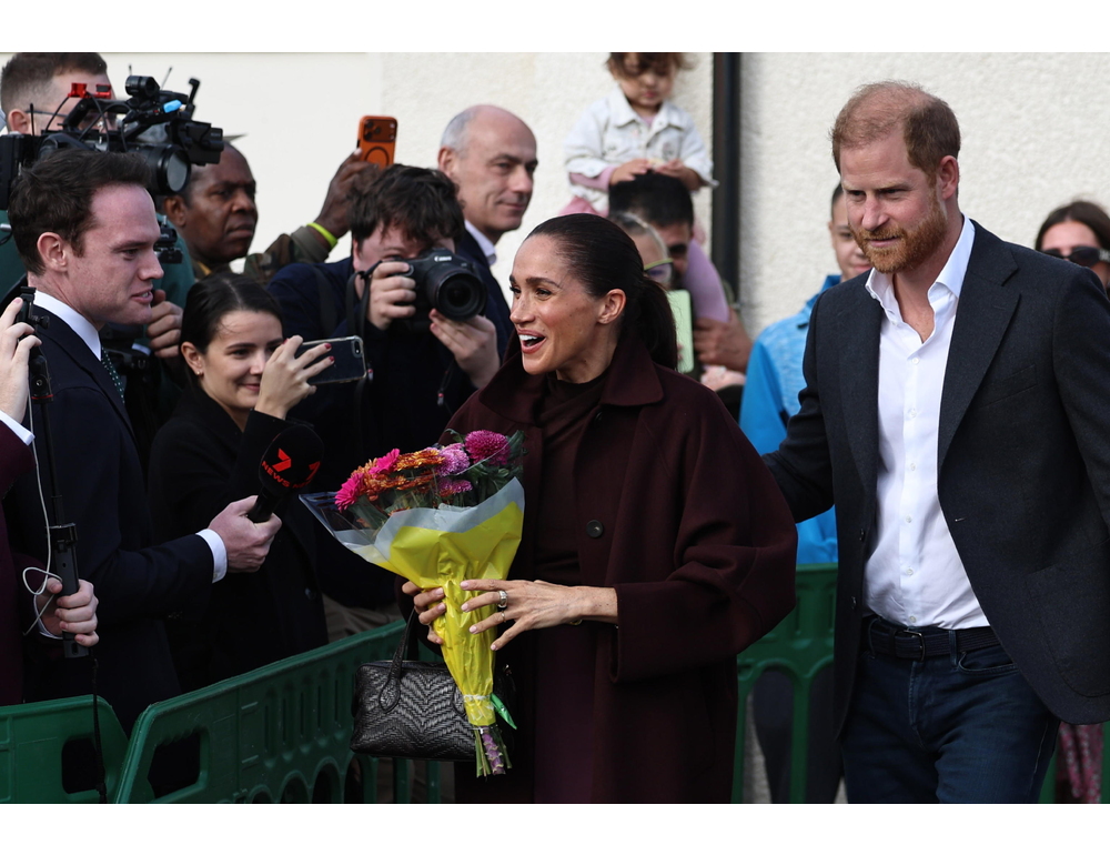 Bagno di folla per Harry e Meghan nel primo impegno pubblico dopo rientro in Gb