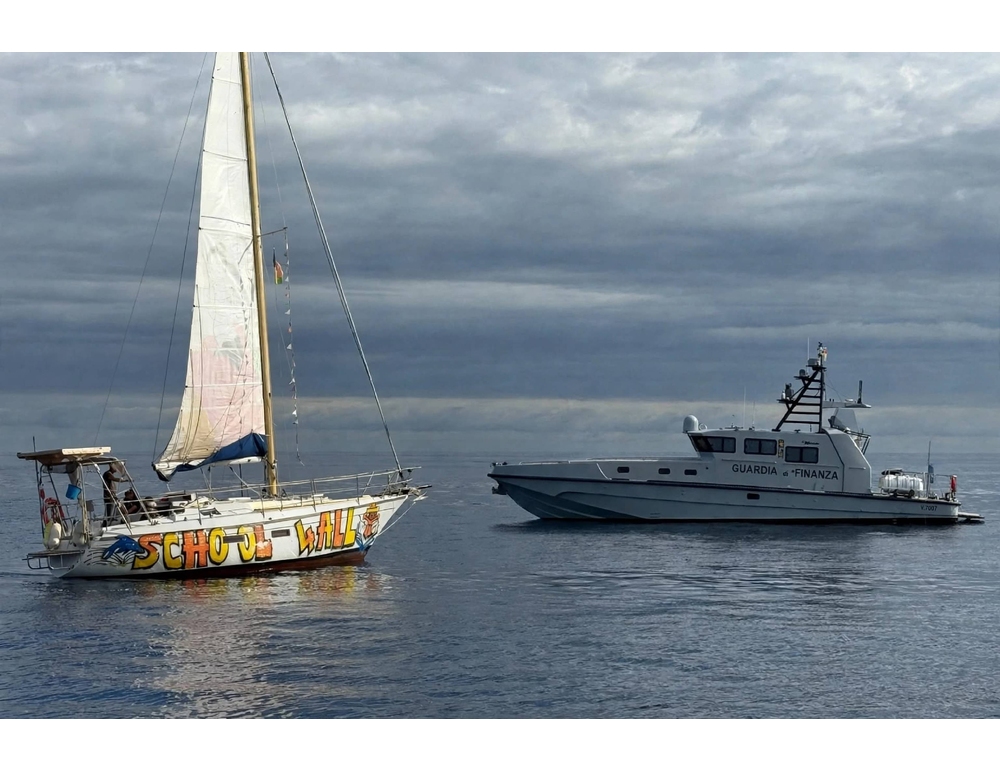 Barche a vela bloccano mercantile con armi per Sigonella, 10 denunciati