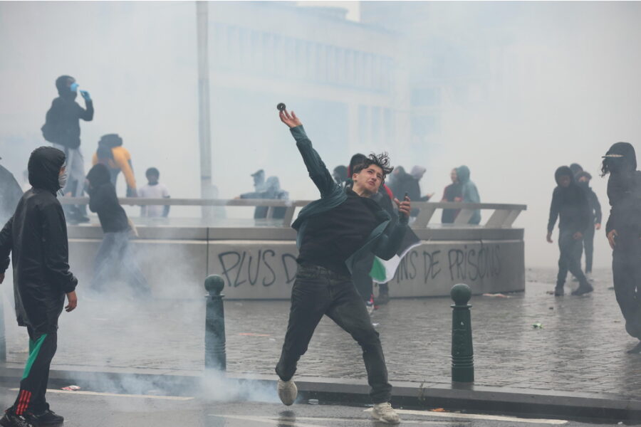 I disordini in occasione del corteo dei sindacati contro la politica del governo