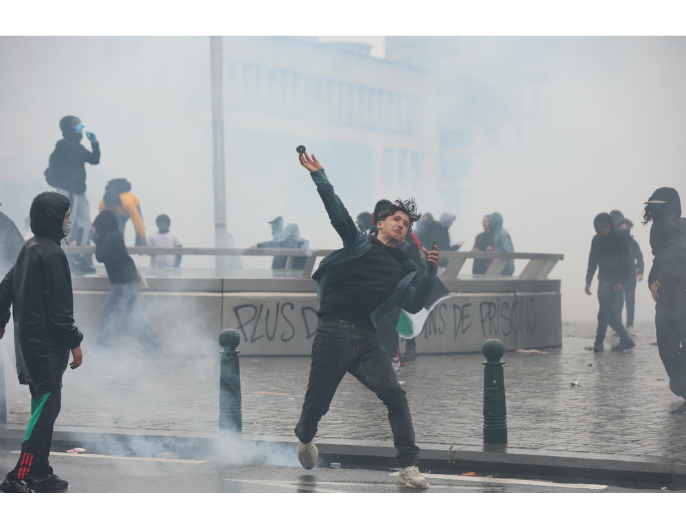 Barricate e sassaiole, scontri tra studenti e polizia a Bruxelles