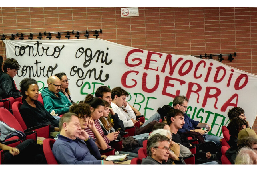 Lanciati oggetti contro le forze dell'ordine