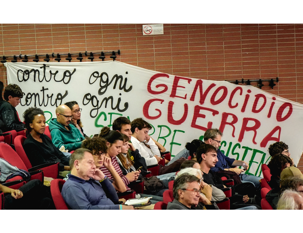 Bloccato corteo pro Pal a Torino, la polizia usa l’idrante