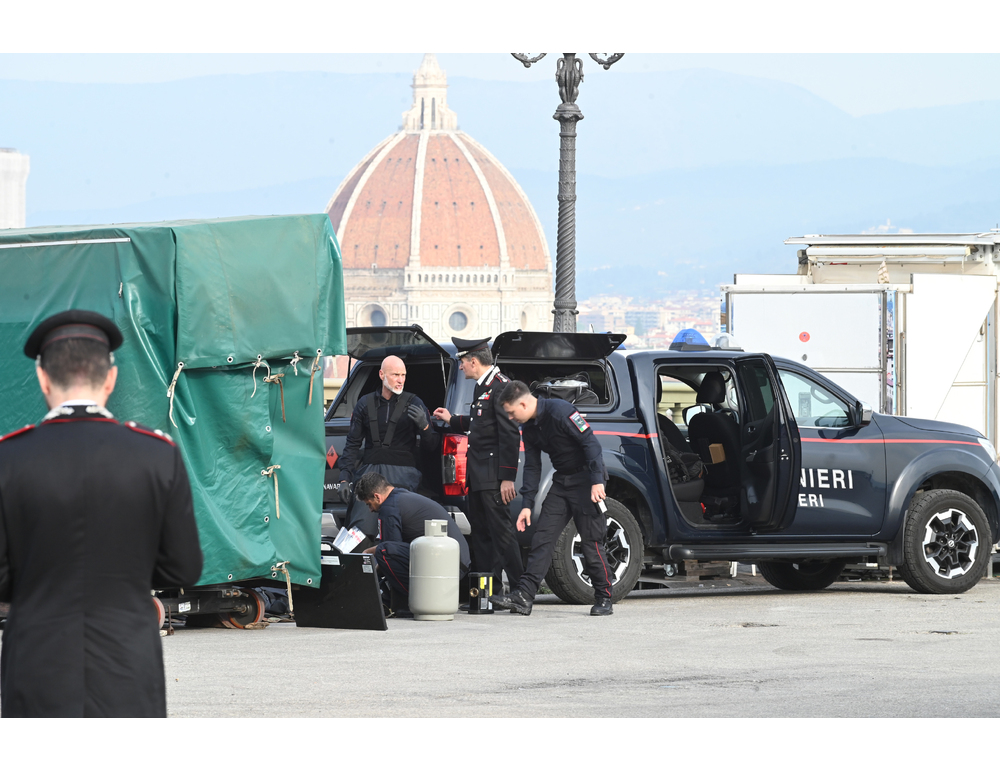 Bombola del gas sotto copia del David a Firenze, denunciato un uomo