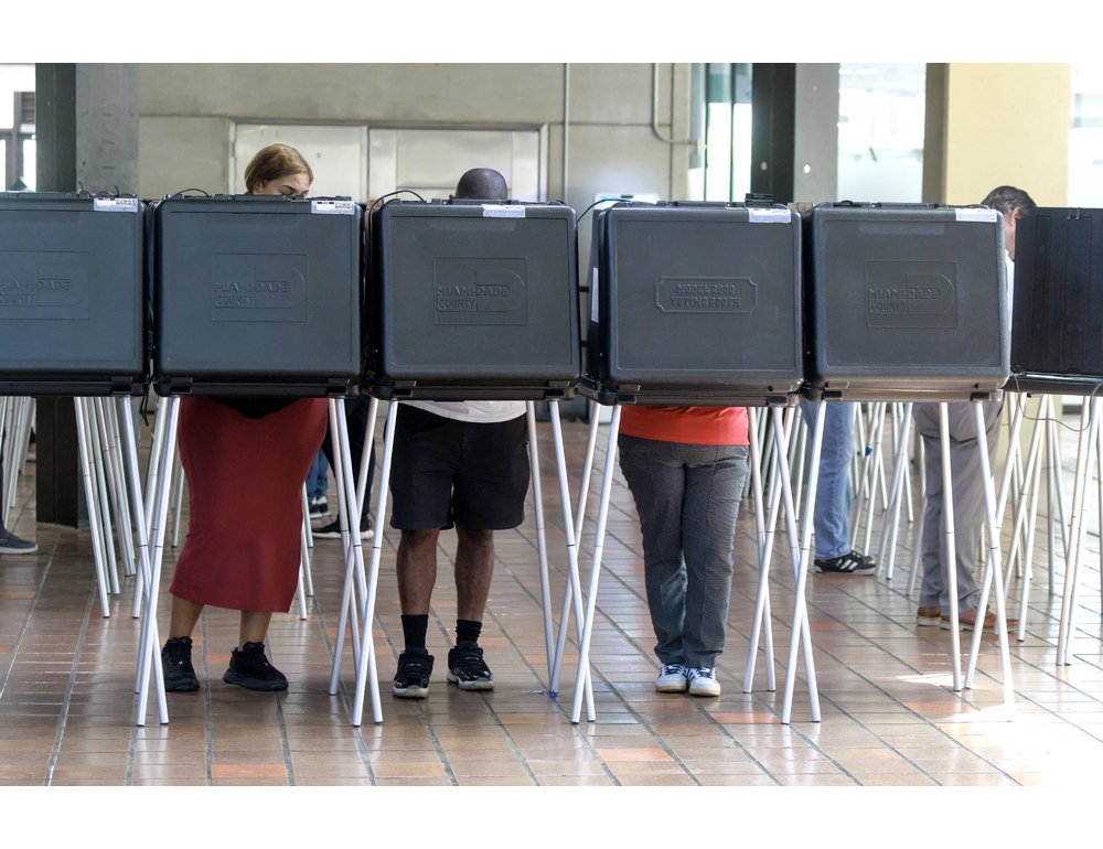 Boom del voto anticipato in alcuni Stati chiave per le midterm Usa, dem in vantaggio