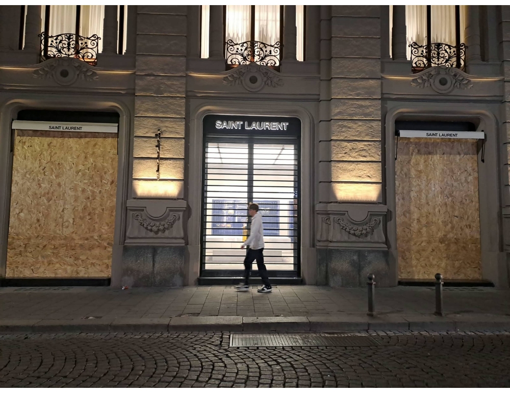 Boutique del lusso proteggono vetrine a Napoli, timori per proteste di domani