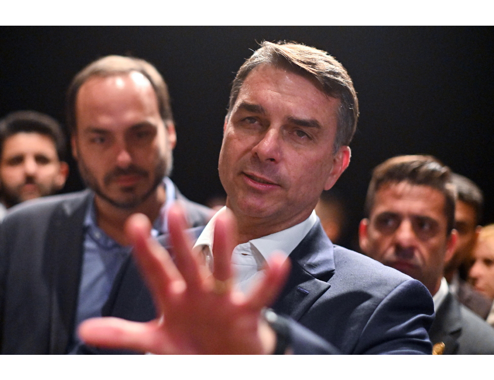 Brasile, Flávio Bolsonaro attacca Moraes dopo il mandato d’arresto per il fratello