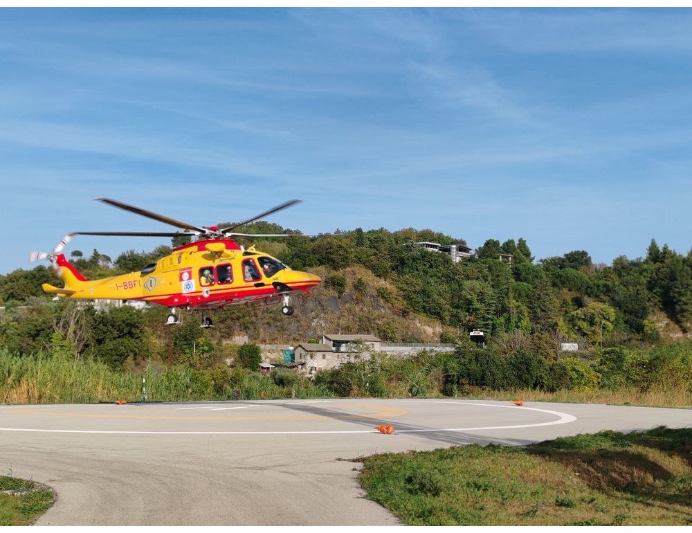 Cade da impalcatura in cantiere edile ad Ascoli, grave operaio 22enne