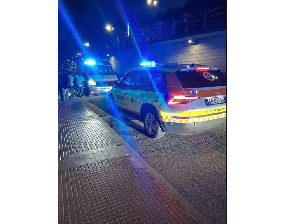 Cade dal tettuccio di un’auto in corsa, grave un giovane nel Trevigiano