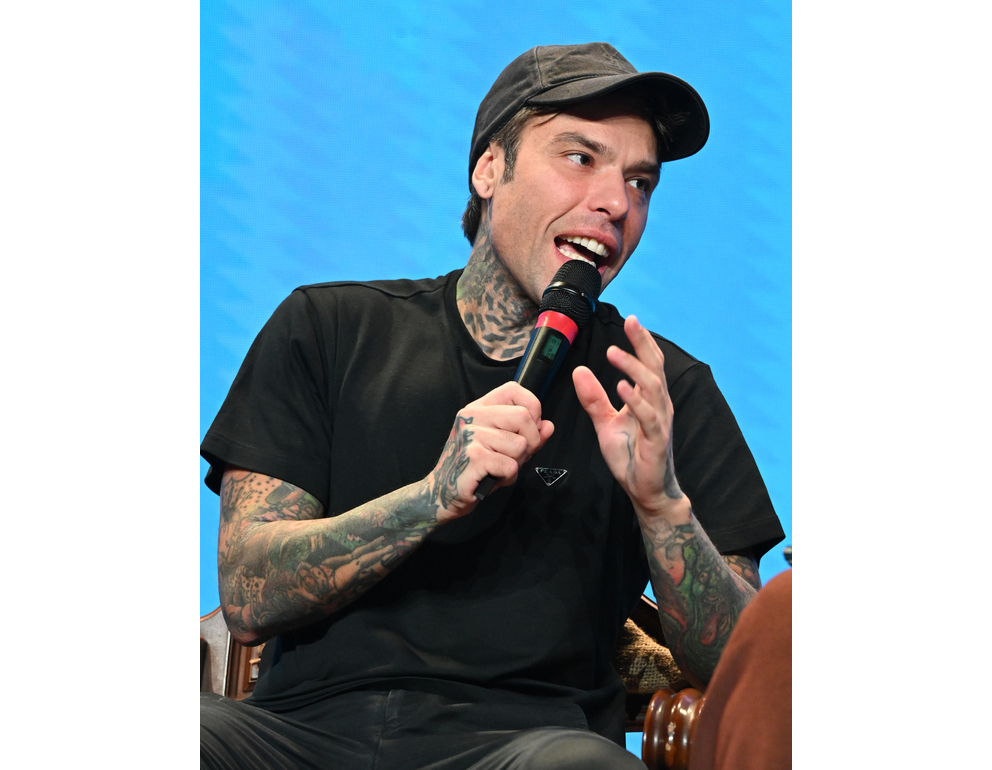 Cameriere denuncia, picchiato per una foto a Fedez in discoteca