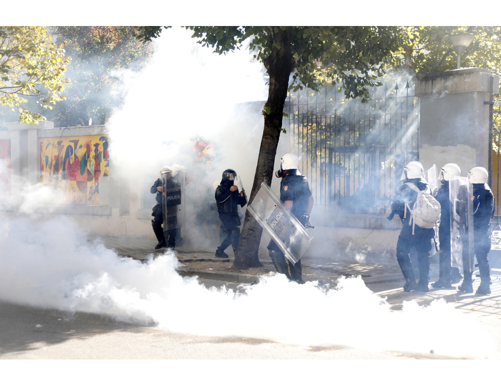 Caos a Tirana, scontri violenti e 194 persone fermate nel Paese