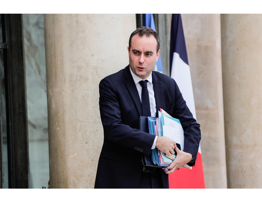 Caos in Francia, premier Lecornu ordina l’attuazione di ‘diversi coprifuoco’