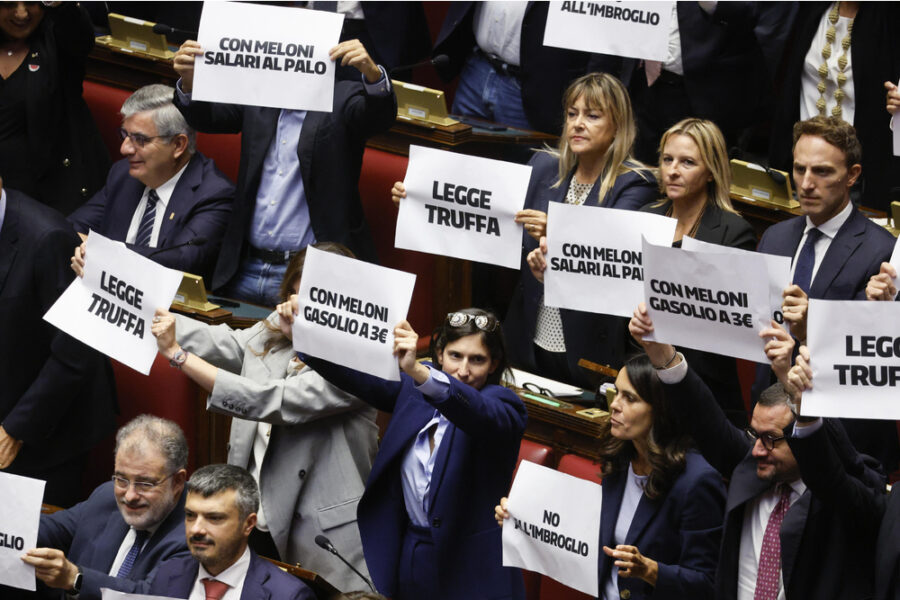 Lungo applauso invece tra i banchi della maggioranza