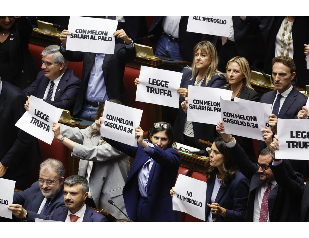 Cartelli dell’opposizione in Aula sulla riforma del voto, "è una legge truffa"