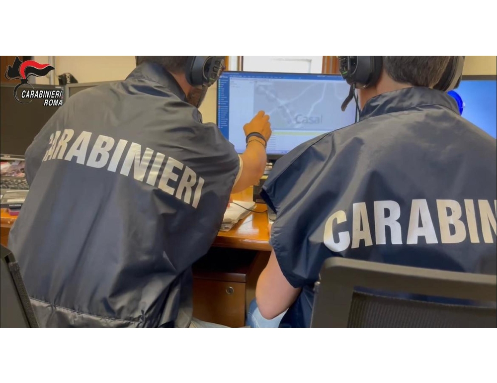 Circuiva minorenni promettendo soldi per rapporti sessuali, arrestato