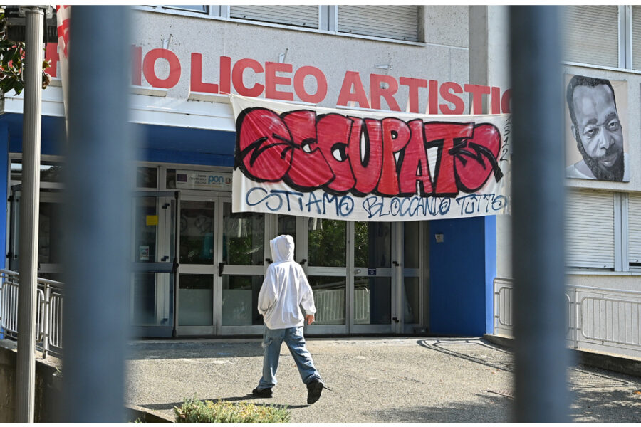Corteo sotto ministero dell'Istruzione. 'Scuole cadono a pezzi e c'è stretta repressiva'