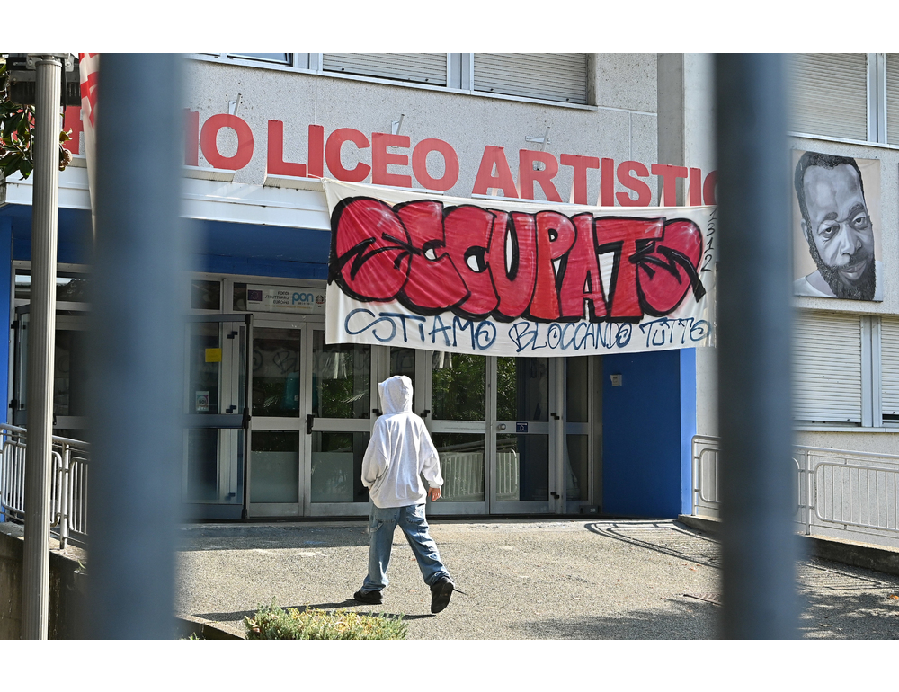 Collettivo Osa, le scuole una polveriera, domani in piazza