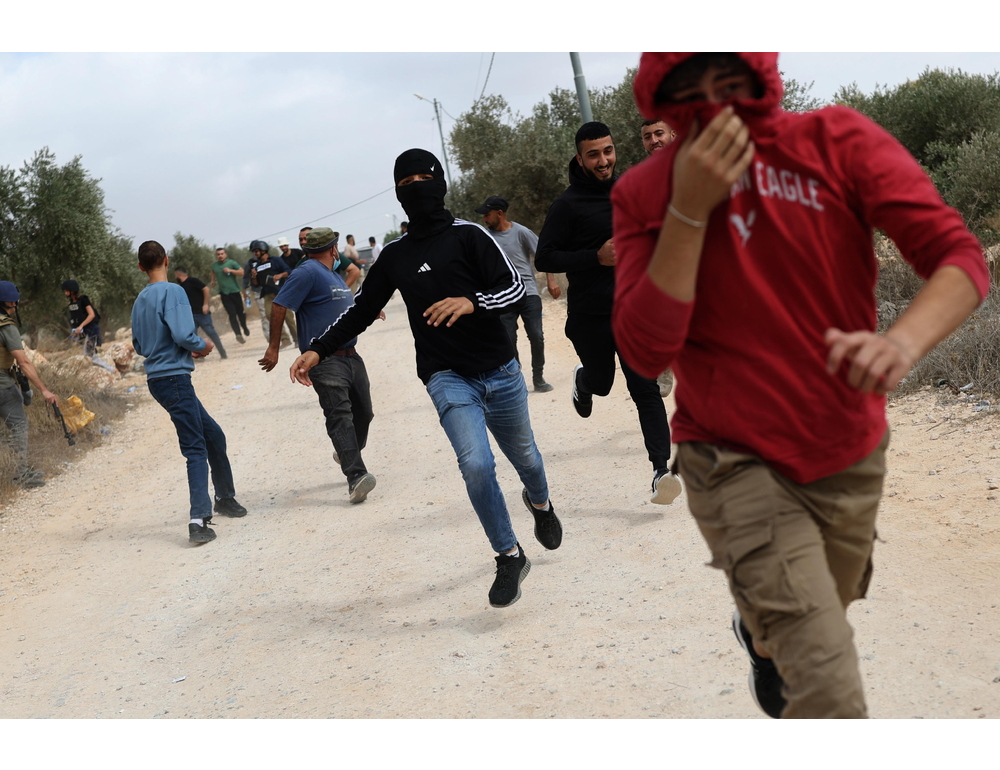 Coloni israeliani aggrediscono diplomatici europei a Taybeh in Cisgiordania