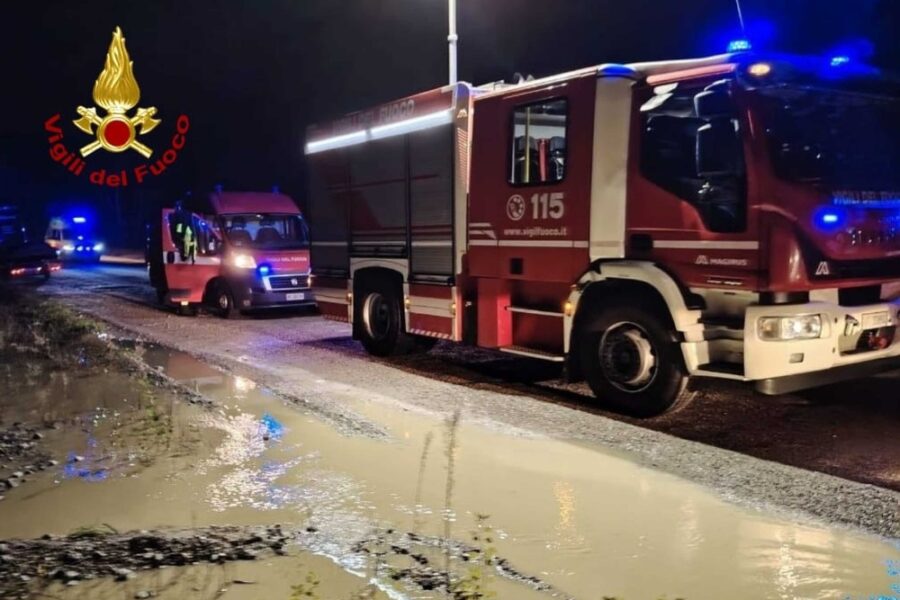 Intervento vigili del fuoco ed elicottero 118. Rischiavano di essere trascinati via