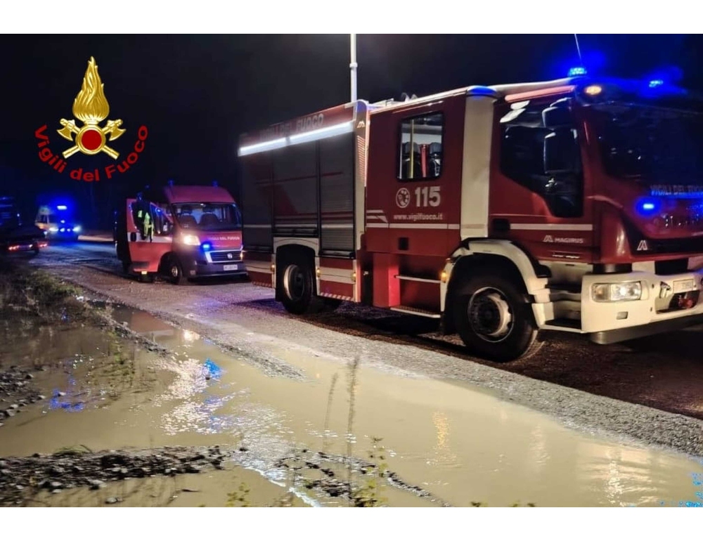 Con auto tentano guadare torrente nonostante divieto, salvati tre anziani