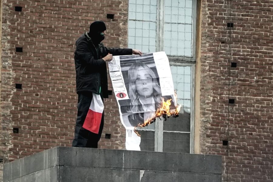 Migliaia di persone al corteo in piazza Castello
