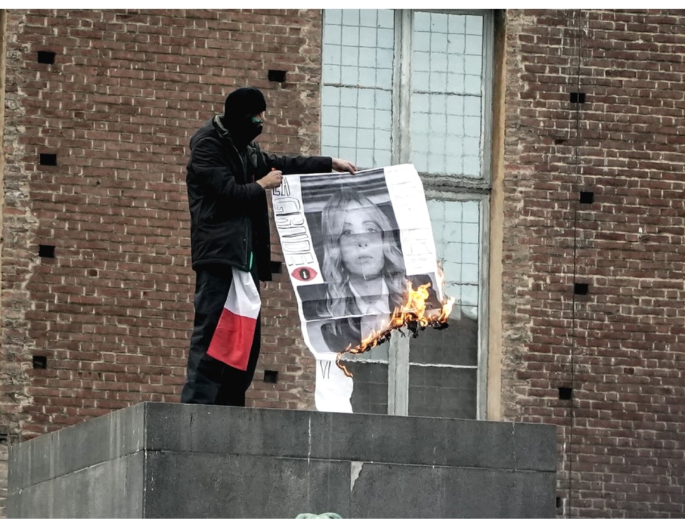 Cori e slogan contro Meloni a Torino, bruciata foto della premier