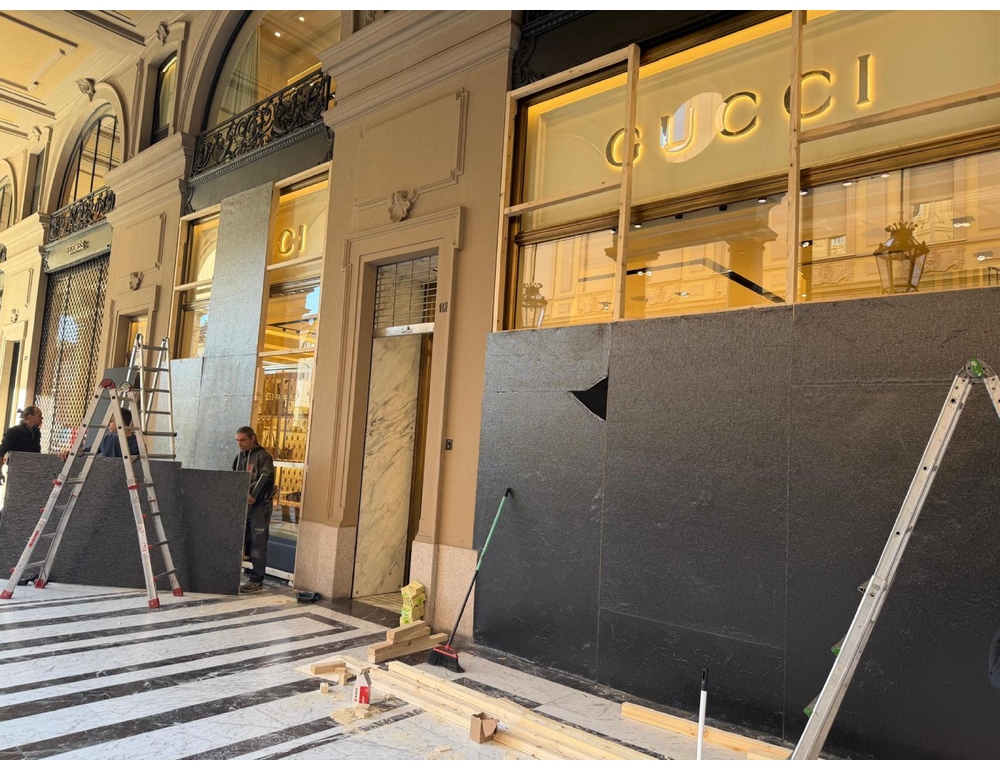 Cortei a Torino, negozi chiusi o con pannelli di legno