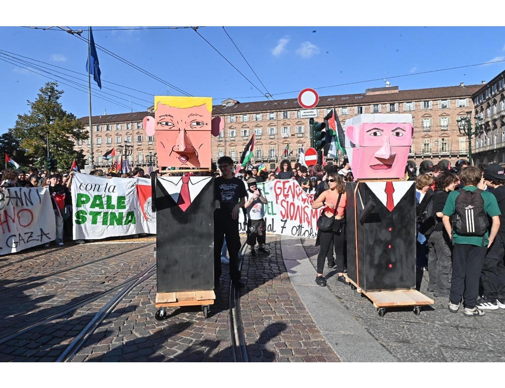 Corteo Pro Palestina Torino, Netanyahu a testa in giù sui cartelli