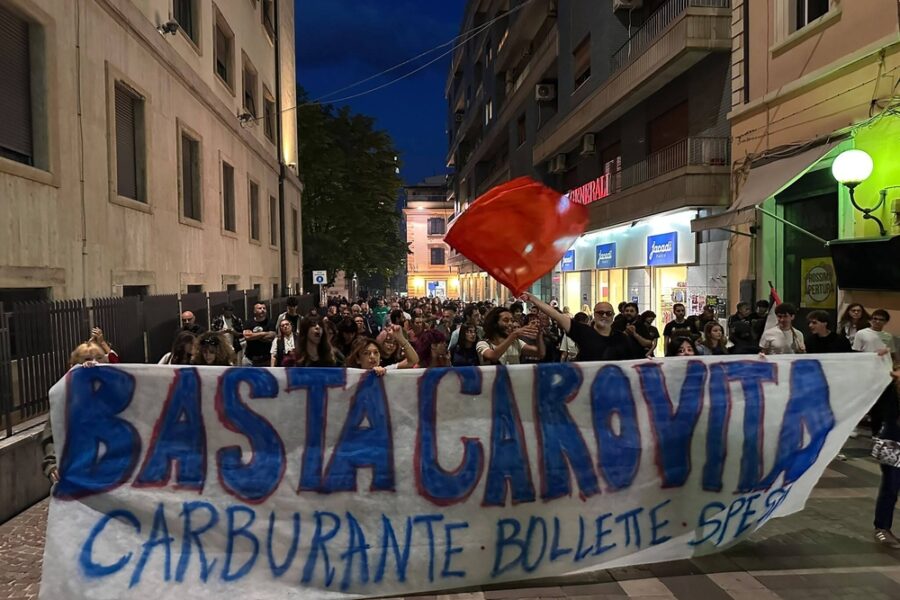 Manifestanti lasciano letame davanti alla Prefettura